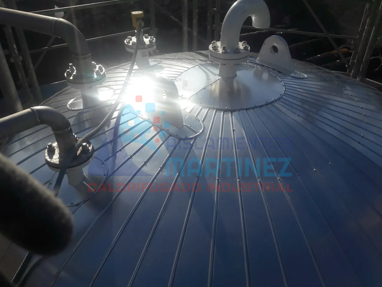 Revestimiento radial en la parte superior de un depósito industrial.