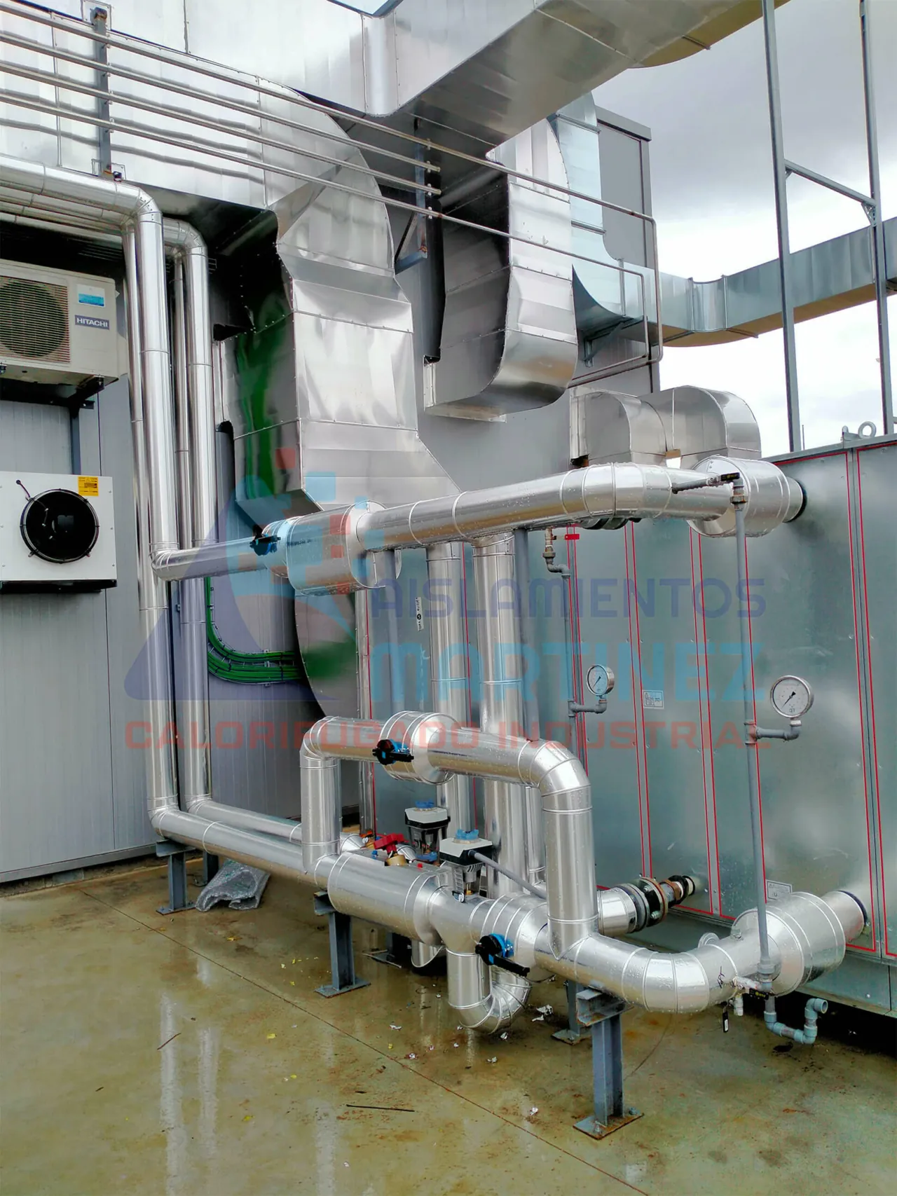 Equipos industriales, conductos y tuberías conectados con revestimiento metálico.